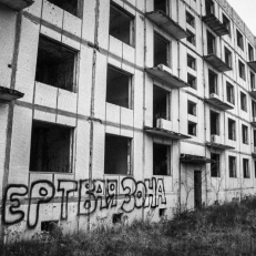 Mrtva zona, zdevastovane sovetske sidliste, Plouznice (Ralsko),  2015  Dana Kyndrova.jpg