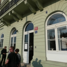 P1930363